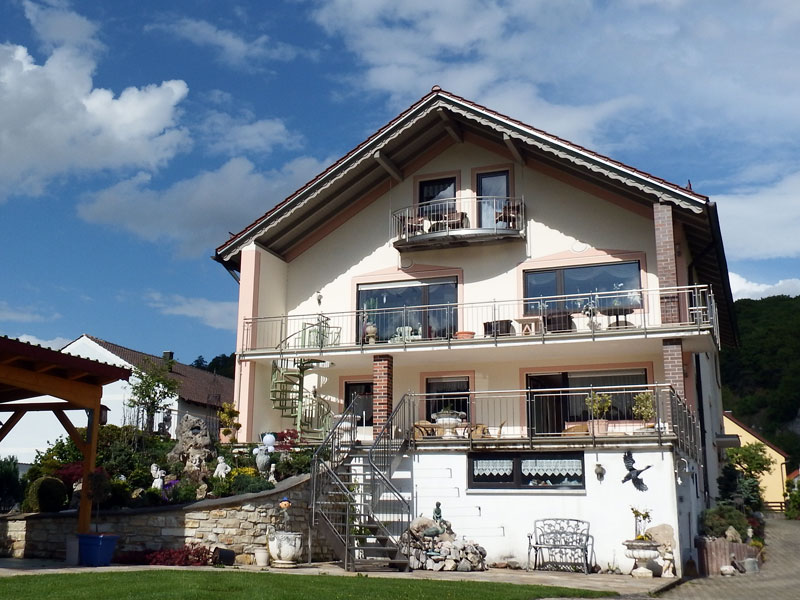 Das Altmühlhaus vom Garten aus mit Blick auf die große Terrasse und die gemütlichen Balkone Foto Ansicht Altmühlhaus vom Garten aus