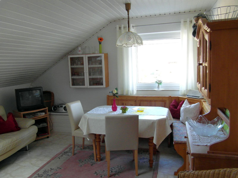 Die gemütliche Wohnküche der Ferienwohnung im Dachgeschoß Foto Wohnküche Ferienwohnung im Dachgeschoß